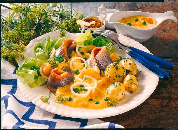 Matjesfilet mit buntem Currydip und neuen Kartoffe Rezept