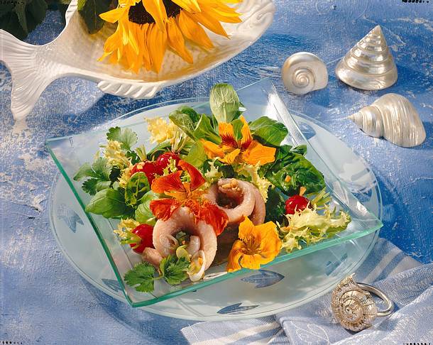 Matjesfilets mit Sommersalat und exotischem Dressing Rezept Matjesfilets mit Sommersalat und exotischem Dressing Rezept