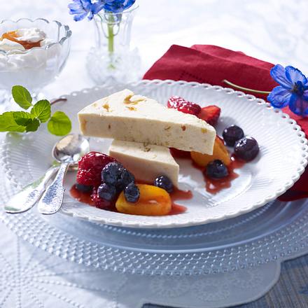 Maulbeeren-Parfait mit Sommerfrüchten Rezept