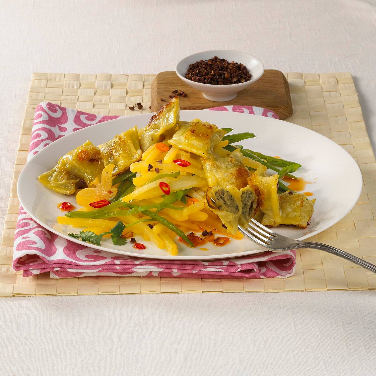 Maultaschen auf asiatischen Steckrübengemüse Rezept