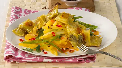 Maultaschen auf asiatischen Steckrübengemüse Rezept - Foto: LECKER @ Bauer Media Group