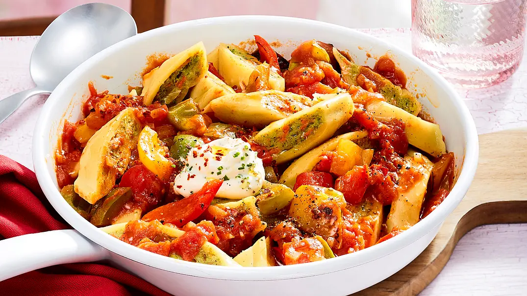 Maultaschen-Gulasch in pikanter Paprikasoße Rezept - Foto: LECKER @ Bauer Media Group Maultaschen-Gulasch in pikanter Paprikasoße Rezept - Foto: LECKER @ Bauer Media Group
