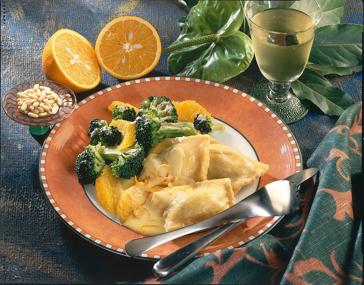 Maultaschen mit Broccoli und Orangenfilets Rezept