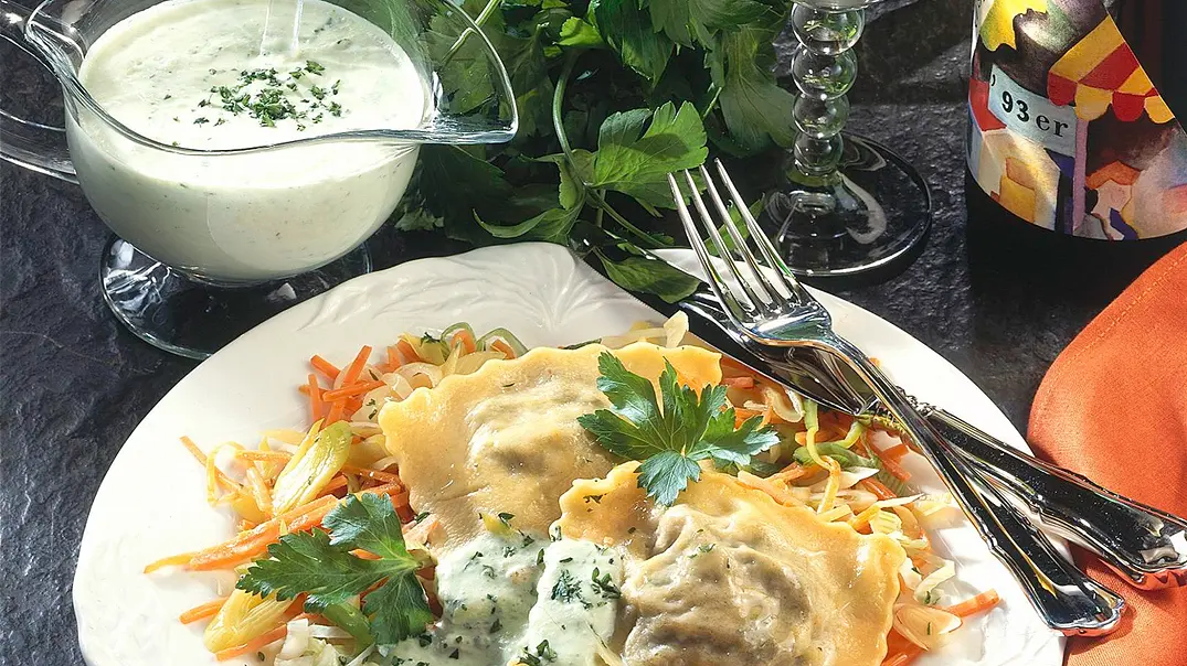 Maultaschen mit Petersiliensoße Rezept - Foto: LECKER @ Bauer Media Group