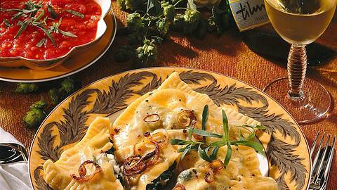 Maultaschen mit Tomaten-Estragonsoße Rezept - Foto: Maass