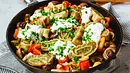 Maultaschen-Pfanne mit frischer Petersilie und Schmand - Foto: ShowHeroes für LECKER @ Bauer Media Group