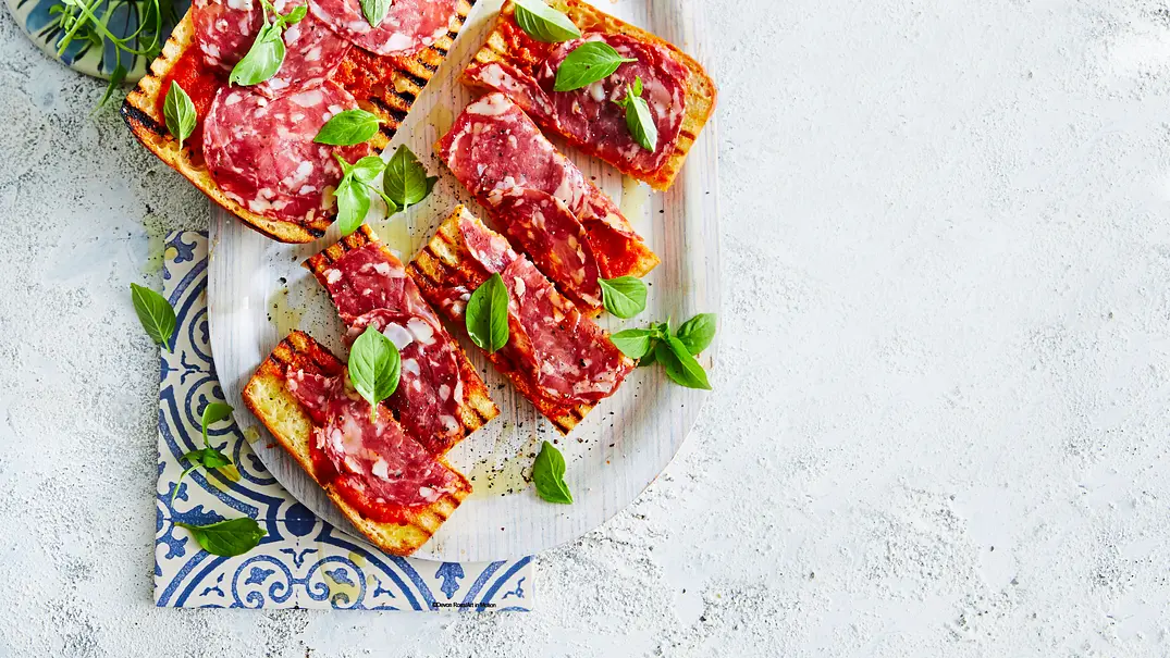 Maxi-Crostini mit Salami Rezept - Foto: Are Media Syndication Maxi-Crostini mit Salami Rezept - Foto: Are Media Syndication