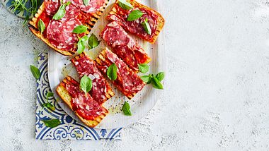 Maxi-Crostini mit Salami Rezept - Foto: Are Media Syndication 