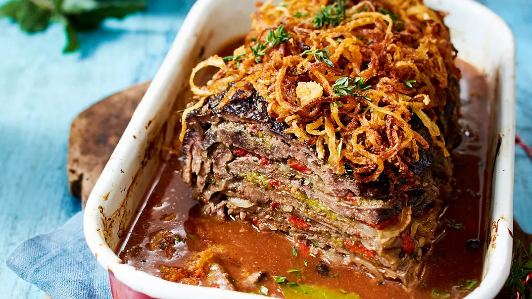 Maxi-Roulade mit Knusper-Zwiebelkruste Rezept - Foto: LECKER @ Bauer Media Group Maxi-Roulade mit Knusper-Zwiebelkruste Rezept - Foto: LECKER @ Bauer Media Group