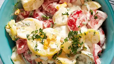 Mayo-Kartoffelsalat mit Ei Rezept - Foto: LECKER @ Bauer Media Group