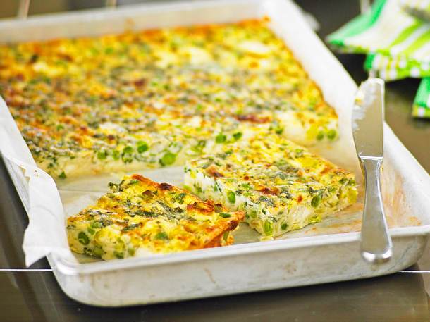 Meal-Prep-Frittata mit Erbsen und Feta Rezept | LECKER