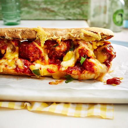 Meatball-Sandwich mit Käse und Ei Rezept