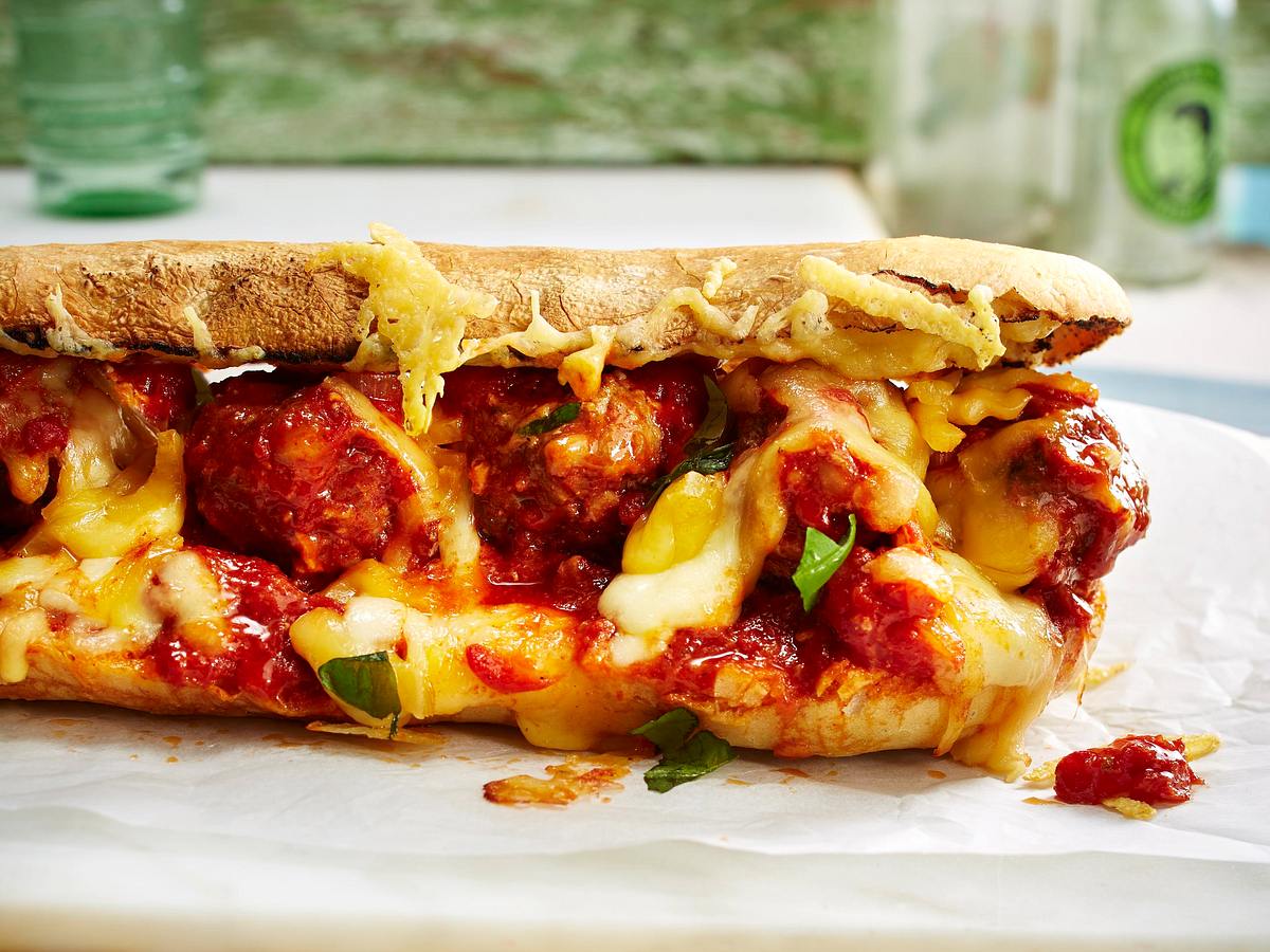 Meatball-Sandwich mit Käse und Ei Rezept