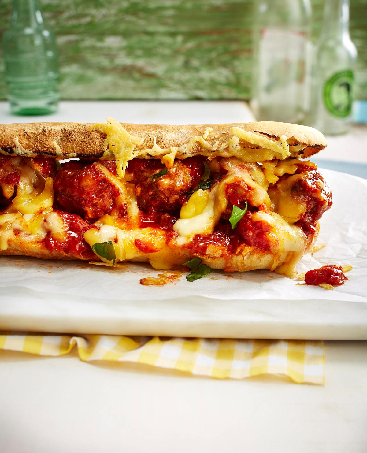 Meatball-Sandwich mit Käse und Ei Rezept