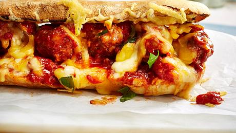 Meatball-Sandwich mit Käse und Ei Rezept - Foto: House of Food / Bauer Food Experts KG