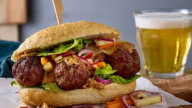 Meatball-Sandwich mit Möhren-Apfel-Salat Rezept - Foto: LECKER @ Bauer Media Group