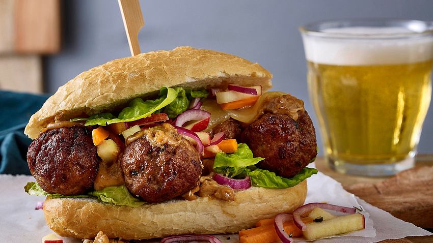 Meatball-Sandwich mit Möhren-Apfel-Salat Rezept - Foto: House of Food / Bauer Food Experts KG