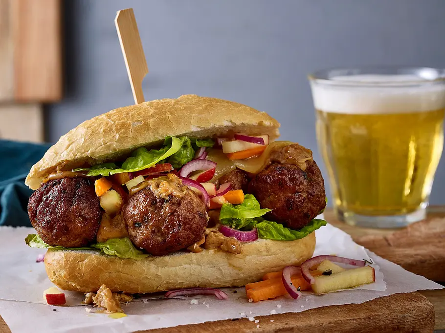 Meatball-Sandwich mit Möhren-Apfel-Salat Rezept Meatball-Sandwich mit Möhren-Apfel-Salat Rezept