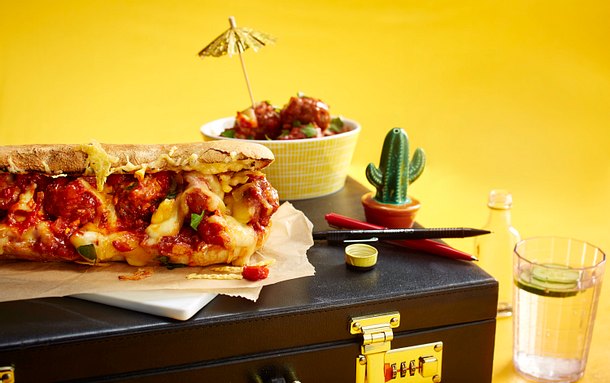 Meatball-Sandwich mit Salzbrezeln, Tomatensoße und doppelt Käse Rezept Meatball-Sandwich mit Salzbrezeln, Tomatensoße und doppelt Käse Rezept