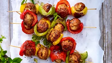 Meatball-Spieße mit Paprika Rezept - Foto: LECKER @ Bauer Media Group Meatball-Spieße mit Paprika Rezept - Foto: LECKER @ Bauer Media Group