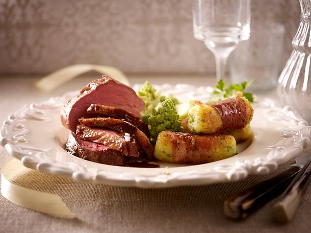 Medaillon-Platte (Rinderfilet, Schweinefilet und Entenbrust ) mit Schinken-Parmesan-Röllchen und Romanesco Rezept Medaillon-Platte (Rinderfilet, Schweinefilet und Entenbrust ) mit Schinken-Parmesan-Röllchen und Romanesco Rezept