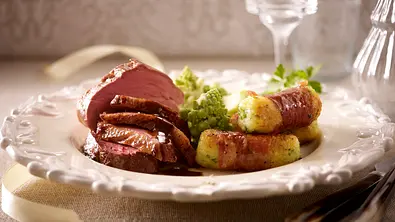 Medaillon-Platte (Rinderfilet, Schweinefilet und Entenbrust ) mit Schinken-Parmesan-Röllchen und Romanesco Rezept - Foto: LECKER @ Bauer Media Group