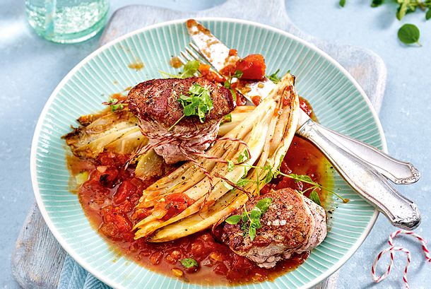 Medaillons auf Tomaten-Chicorée-Gemüse Rezept Medaillons auf Tomaten-Chicorée-Gemüse Rezept