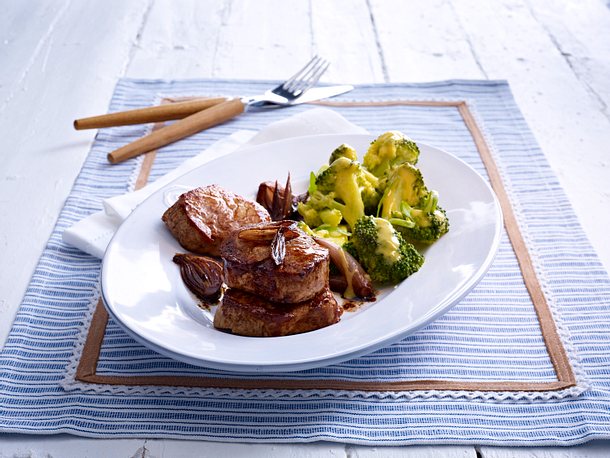 Medaillons mit lauwarmem Brokkolisalat Rezept Medaillons mit lauwarmem Brokkolisalat Rezept
