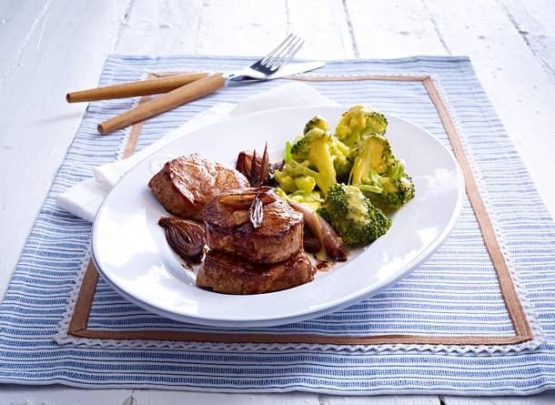 Medaillons mit lauwarmem Brokkolisalat Rezept Medaillons mit lauwarmem Brokkolisalat Rezept
