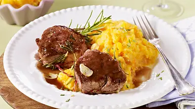 Medaillons zu Möhren-Kartoffel-Püree Rezept - Foto: LECKER @ Bauer Media Group