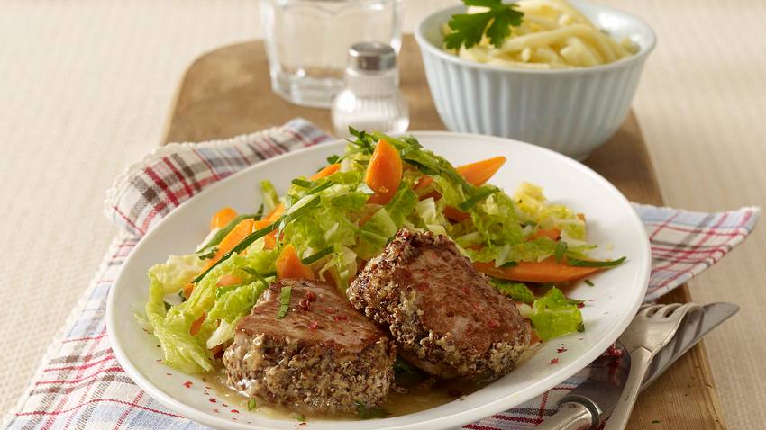 Medaillons zu Wirsing-Möhren-Gemüse und Spätzle Rezept - Foto: House of Food / Bauer Food Experts KG