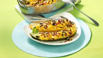 Mediterran gefüllte Zucchini Rezept - Foto: LECKER @ Bauer Media Group