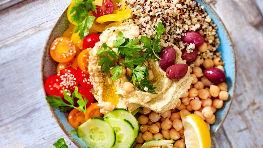 Mediterrane Bowl mit Quinoa und Hummus Rezept - Foto: House of Food / Bauer Food Experts KG