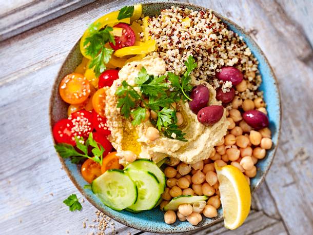 Mediterrane Bowl mit Quinoa und Hummus Rezept Mediterrane Bowl mit Quinoa und Hummus Rezept