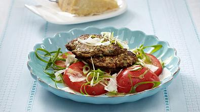 Mediterrane Frikadellen mit Tomatensalat (Schlank im Schlaf) Rezept - Foto: LECKER @ Bauer Media Group