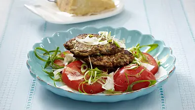 Mediterrane Frikadellen mit Tomatensalat (Schlank im Schlaf) Rezept - Foto: LECKER @ Bauer Media Group