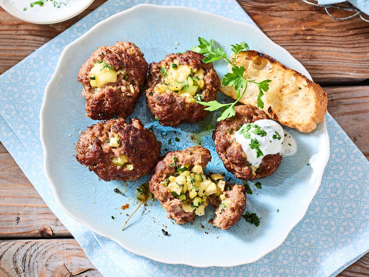 Mediterrane Frikadellen zu Kräuter-Dip Rezept