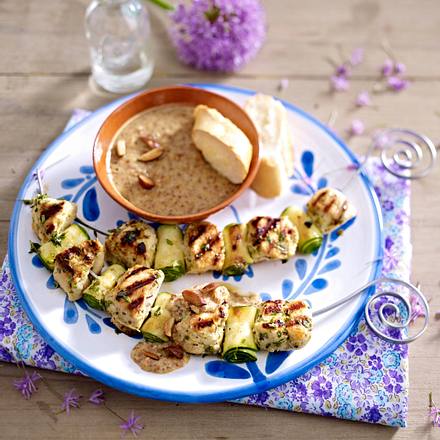 Mediterrane Hähnchenspieße mit Mandeldip Rezept Mediterrane Hähnchenspieße mit Mandeldip Rezept