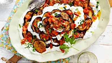 Auberginen mit Tomatensugo & Crème fraîche auf einer ovalen Servierplatte - Foto: LECKER @ Bauer Media Group