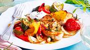 Mediterrane Putensteaks mit Ofengemüse mit einer Gabel auf einem Teller - Foto: House of Food / Bauer Food Experts KG