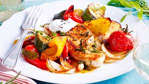 Mediterrane Putensteaks mit Ofengemüse mit einer Gabel auf einem Teller - Foto: House of Food / Bauer Food Experts KG