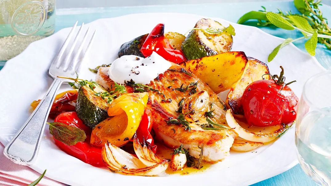 Mediterrane Putensteaks mit Ofengemüse Rezept - Foto: LECKER @ Bauer Media Group Mediterrane Putensteaks mit Ofengemüse Rezept - Foto: LECKER @ Bauer Media Group