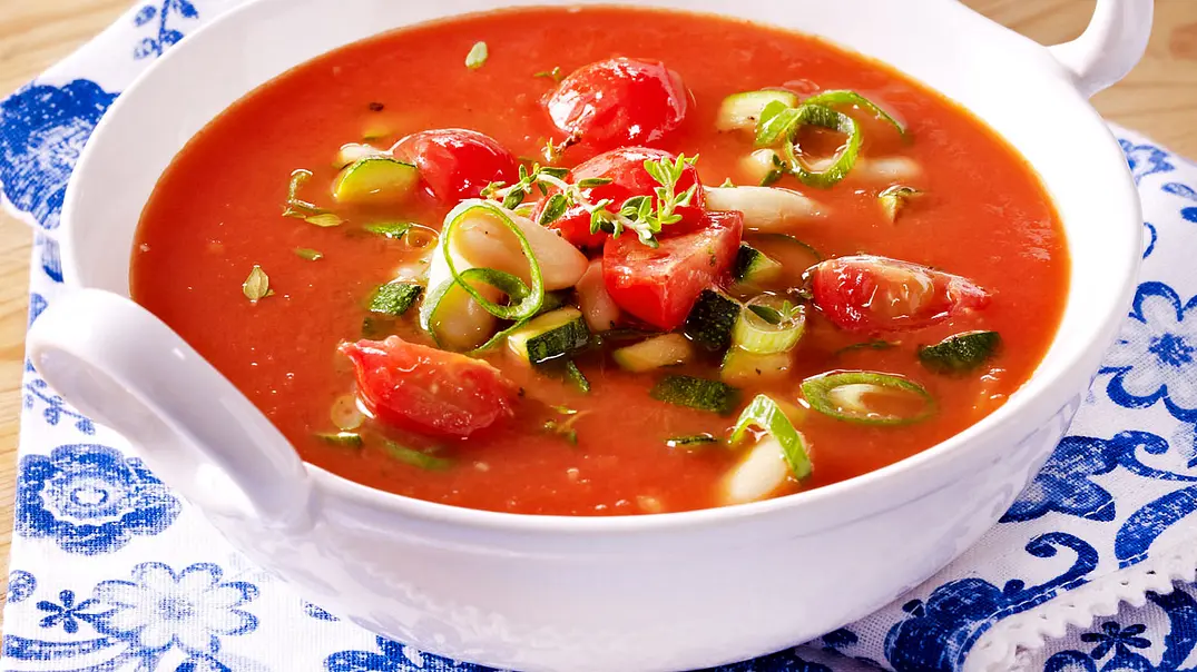 Mediterrane Tomatensuppe Rezept - Foto: LECKER @ Bauer Media Group Mediterrane Tomatensuppe Rezept - Foto: LECKER @ Bauer Media Group