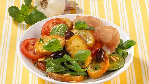 Mediterraner Brotsalat Rezept - Foto: Maass