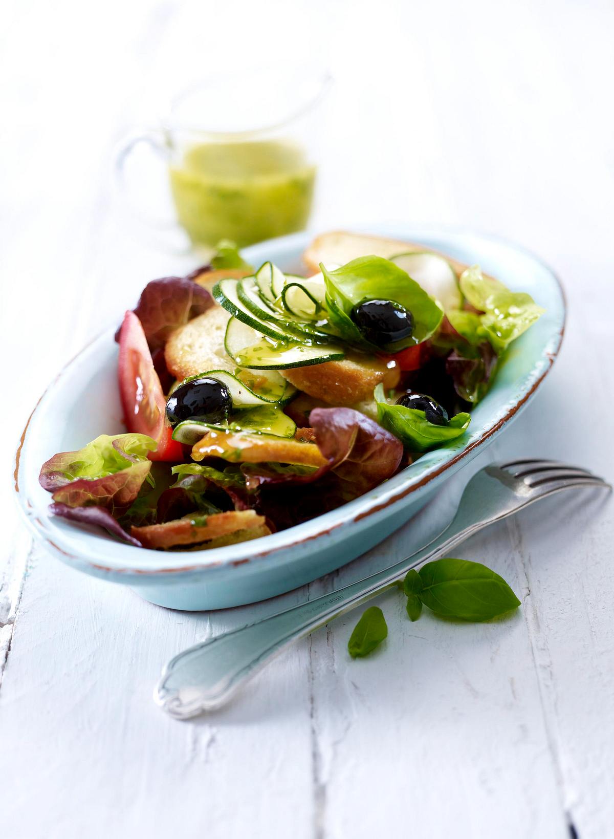 Mediterraner Brotsalat mit Tomaten, Zucchini, Oliven und Basilikum-Vinaigrett Rezept