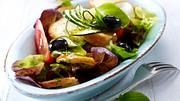 Mediterraner Brotsalat mit Tomaten, Zucchini, Oliven und Basilikum-Vinaigrett Rezept - Foto: House of Food / Bauer Food Experts KG
