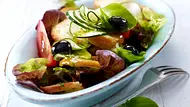 Mediterraner Brotsalat mit Tomaten, Zucchini, Oliven und Basilikum-Vinaigrett Rezept - Foto: LECKER @ Bauer Media Group Mediterraner Brotsalat mit Tomaten, Zucchini, Oliven und Basilikum-Vinaigrett Rezept - Foto: LECKER @ Bauer Media Group