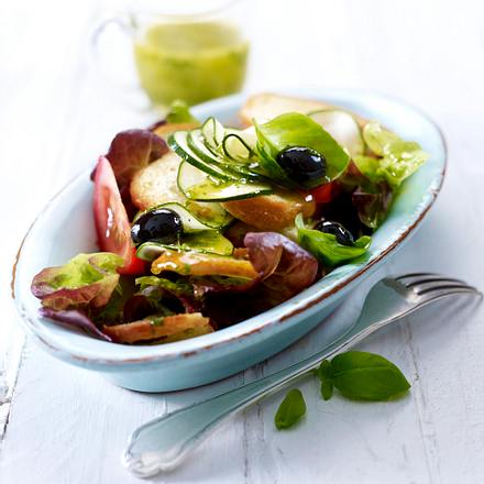 Mediterraner Brotsalat mit Tomaten, Zucchini, Oliven und Basilikum-Vinaigrett Rezept