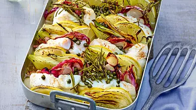 Mediterraner Fenchel-Fisch in einer Auflaufform - Foto: LECKER @ Bauer Media Group