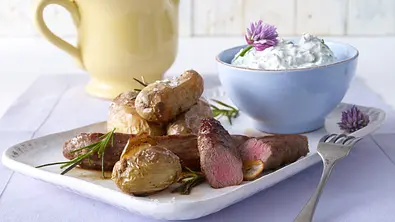 Mediterraner Kräuterkäse mit Ofenkartoffeln und Lammfilet Rezept - Foto: LECKER @ Bauer Media Group